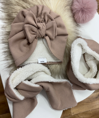 Turban dziecięcy z kokardą i ciepły jesienno-zimowy dodatek wykonany z miękkiego prążka oraz kremowego  baranka. Elegancki i wygodny komplet dla dziewczynki na chłodne dni.