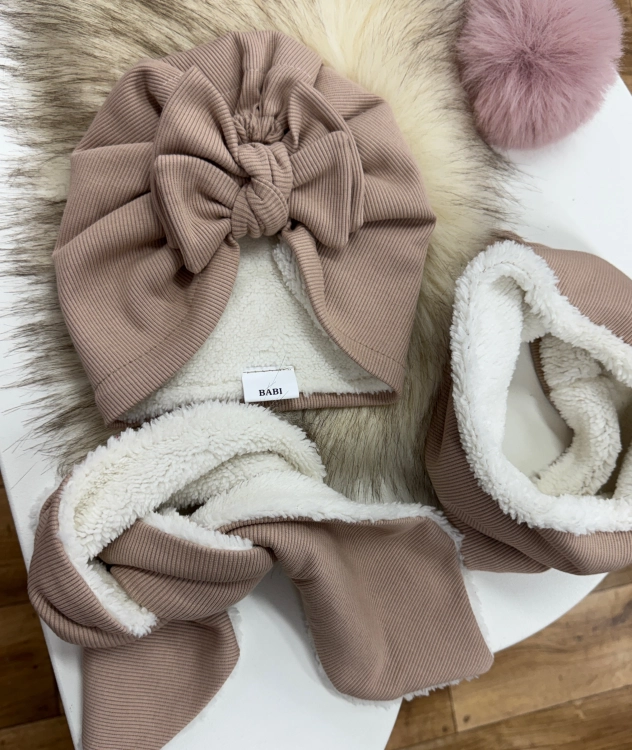 Turban dziecięcy z kokardą i ciepły jesienno-zimowy dodatek wykonany z miękkiego prążka oraz kremowego  baranka. Elegancki i wygodny komplet dla dziewczynki na chłodne dni.